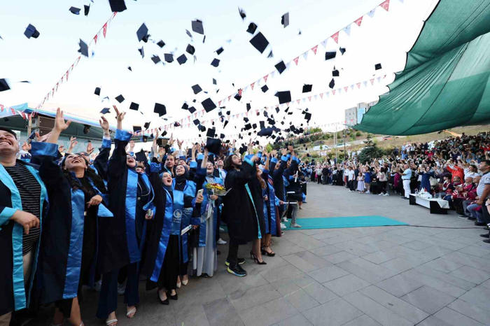 düzce üniversitesi’nde mezuniyet heyecanı yaşandı