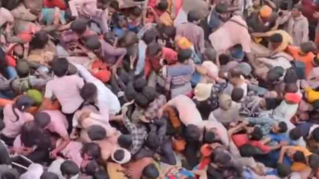 estampida en evento religioso deja más de 100 muertos en la india