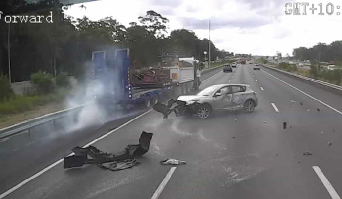 危険な運転がオーストラリアの高速道路でマツダとスバルの間で重大な衝突事故を引き起こしました
