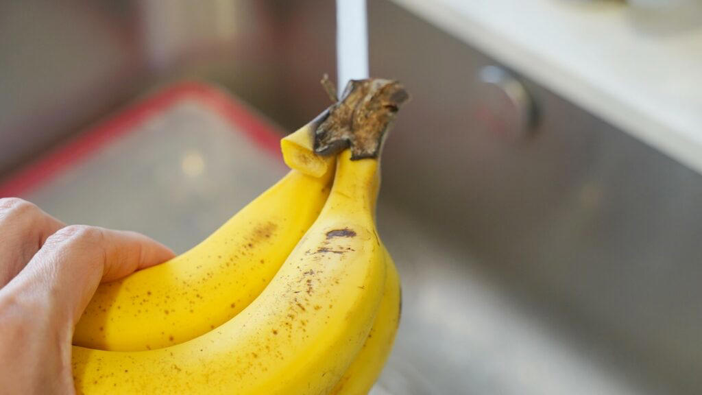 바나나 그냥 보관하지 마세요! ‘여기’를 자르면 여름철 골칫거리가 사라집니다
