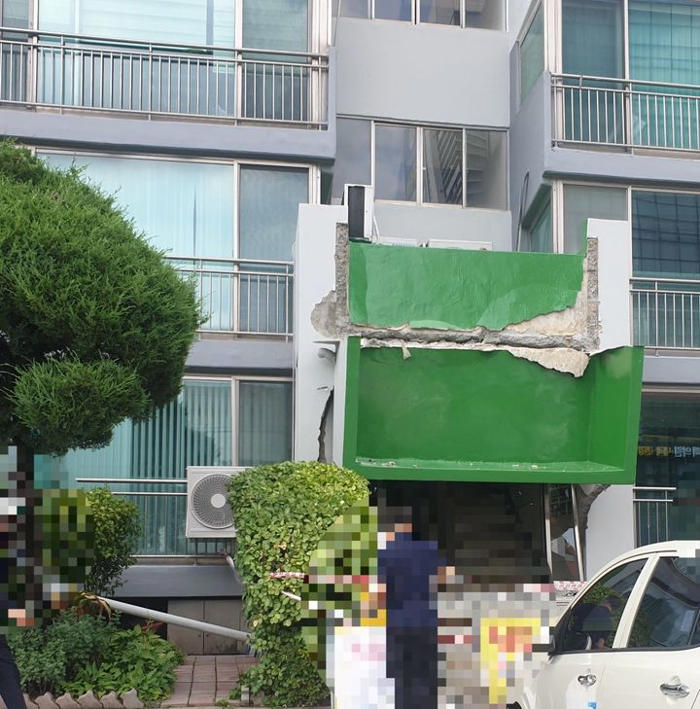 용인 아파트 공동현관 지붕 '와르르'…부실 시공 조사