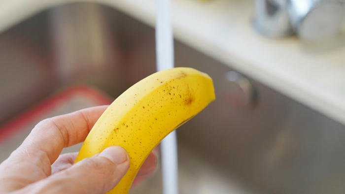 바나나 그냥 보관하지 마세요! ‘여기’를 자르면 여름철 골칫거리가 사라집니다