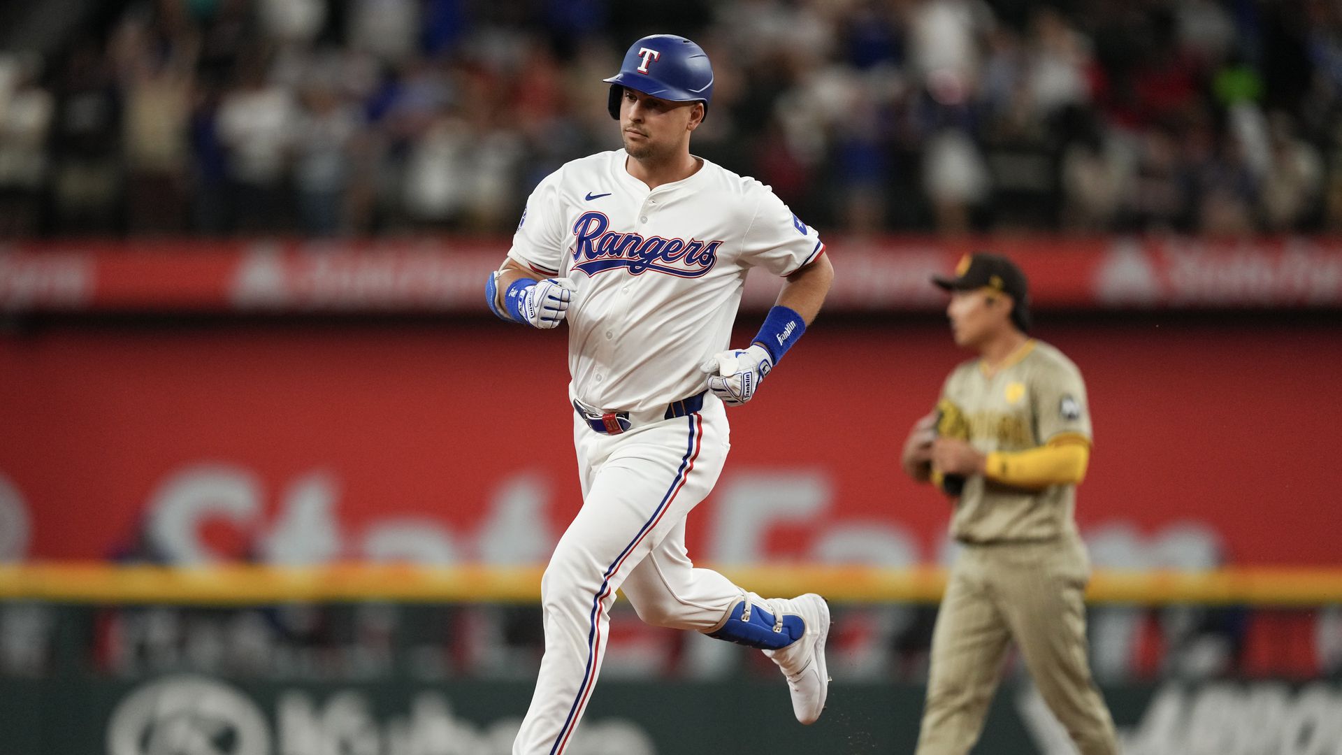 39-46 - Lowe Takes Off As Rangers Take Opener From Padres 7-0