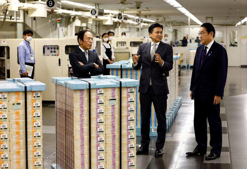 high-tech cash: japan launches banknotes with hologram portraits