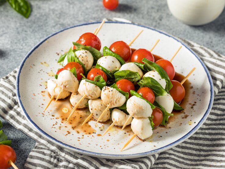 Tomaten-Mozzarella-Spieße: Himmlisches Low-Carb-Fingerfood