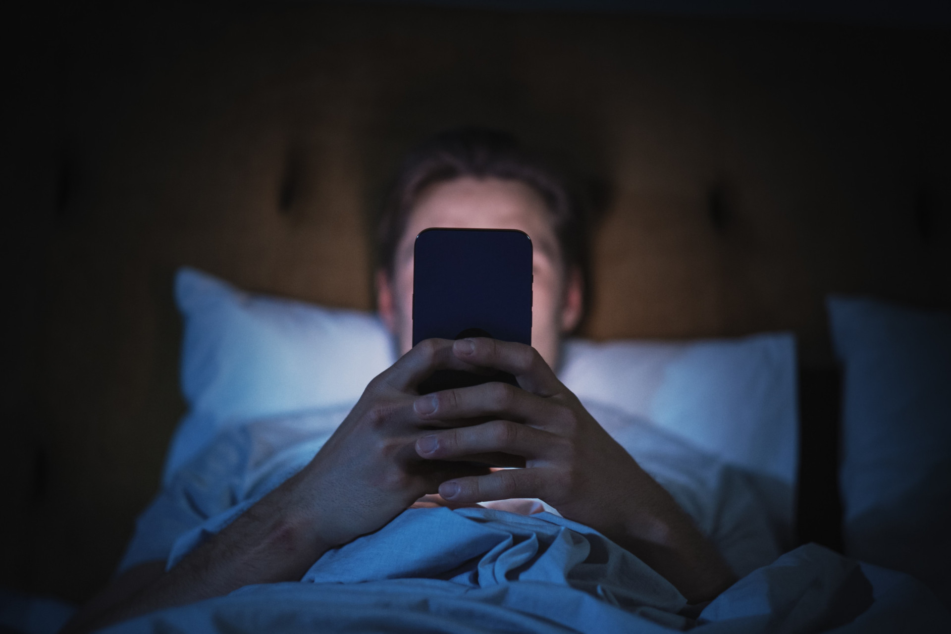 Hoe eindeloos scrollen door social media je ziek kan maken