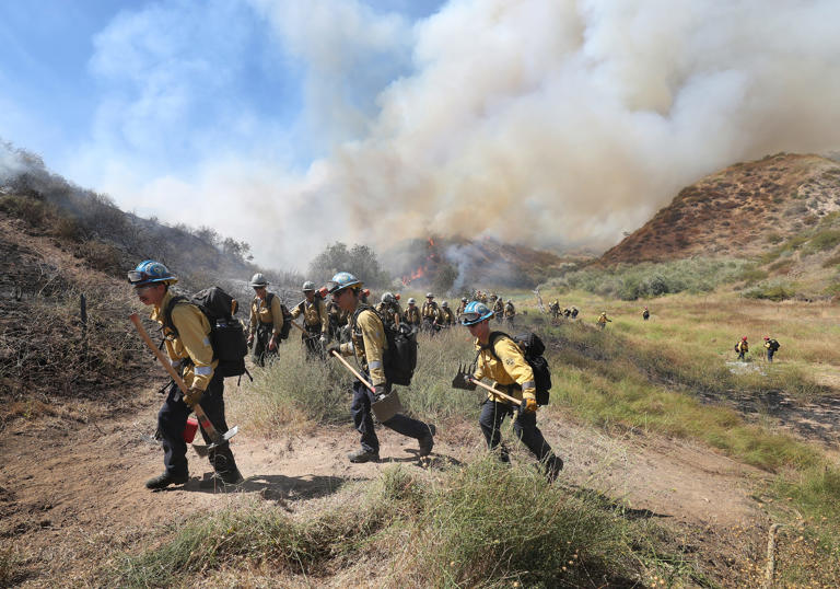 Sharp Fire: Crews hold Simi Valley brush fire at 133 acres