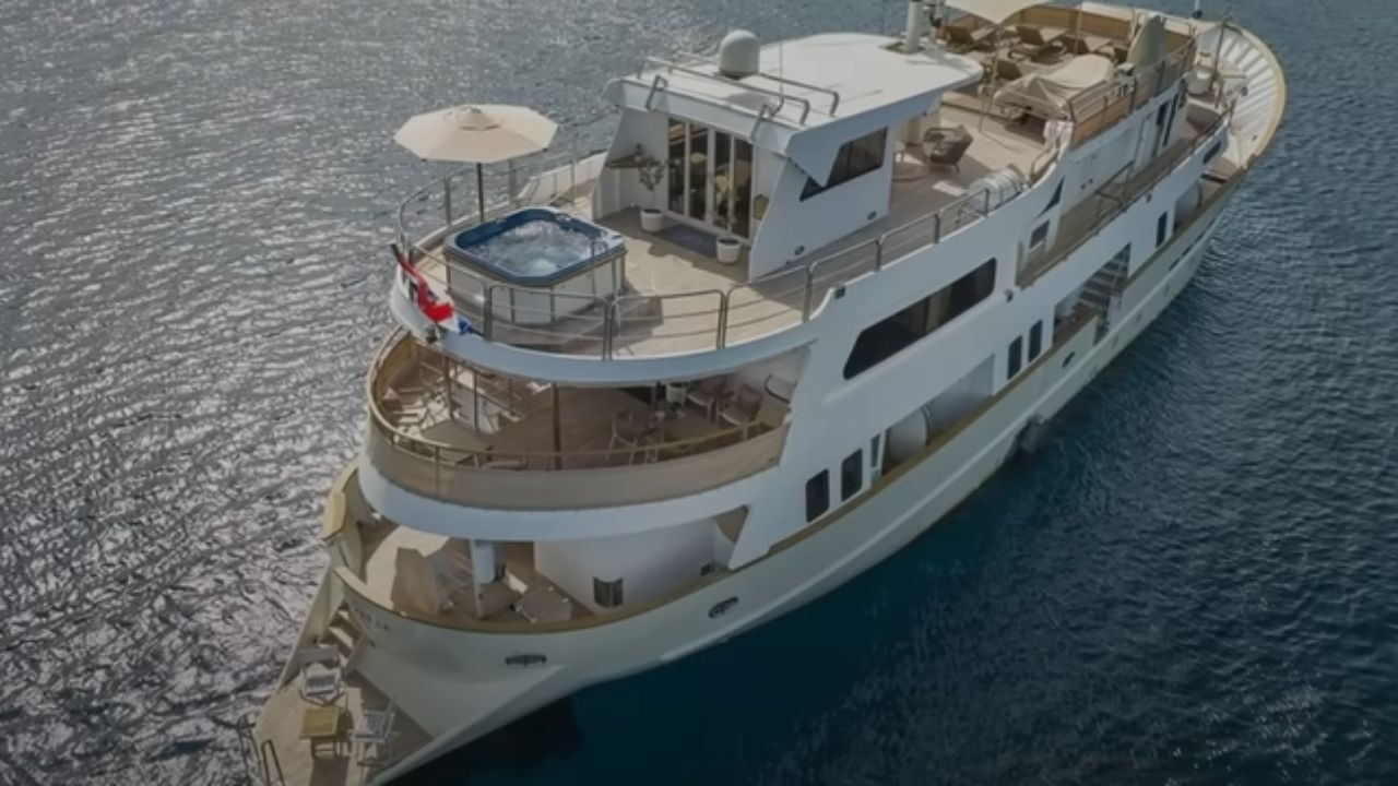 <p>The La Perla is a charter yacht with a price tag of $3,200,000. If you're wondering how much it would cost to rent her, you're looking at about $80,000 per week.</p>