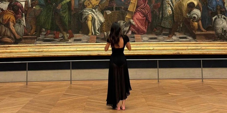 Perché le foto di Kendall Jenner scalza al Louvre fanno discutere, cosa possono fare i famosi, è giusto avere privilegi per essere famosi?