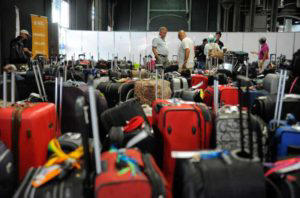 Saguão de aeroporto lotado de malas. Foto: Tânia Rêgo/Agência Brasil