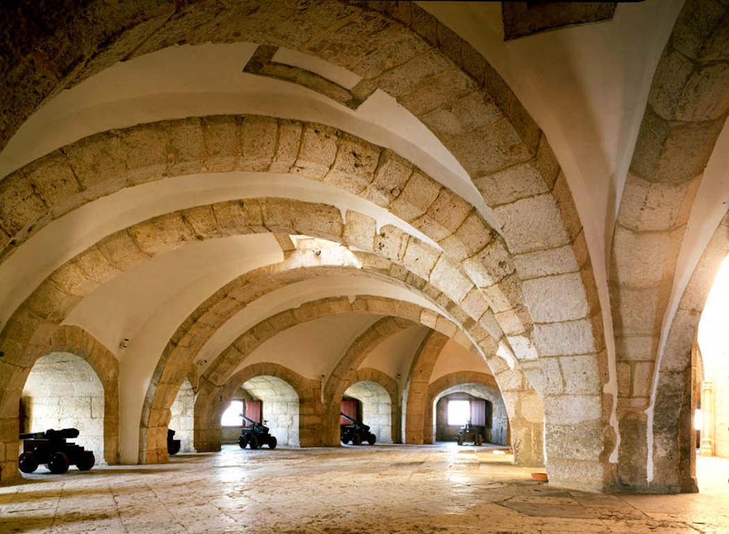 The interior of the bastion includes vaulted halls supported by masonry arches and spaces for individual cannons. The rooms and watchtowers feature Gothic rib vaulting.