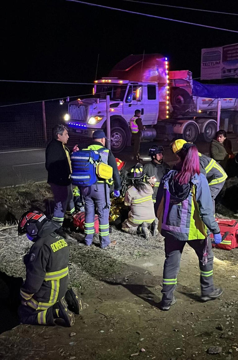 Dos muertos y varios heridos deja choque por alcance entre un bus con  pasajeros y un