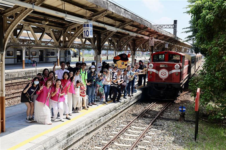 許多民眾及鐵道迷一早就到嘉義車站迎接15年來的首航。（圖／林鐵及文資處提供）