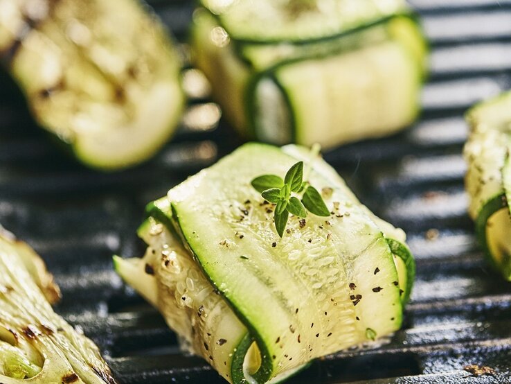 Zucchini-Ziegenkäse-Päckchen: Low-Carb-Genuss vom Grill