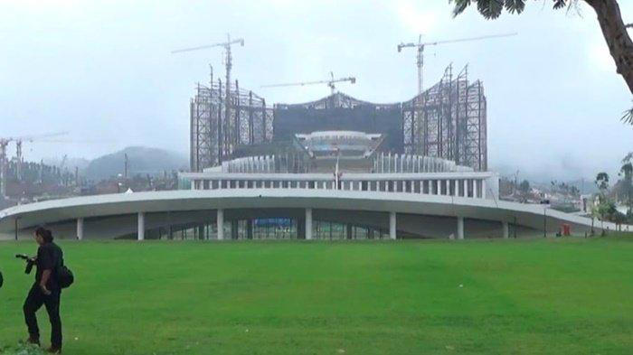 IKN KALTIM - Visitor Center dengan latar belakang Istana Negara dan Kantor Presiden di Kawasan Inti Pusat Pemerintahan (KIPP) Ibu Kota Nusantara (IKN). Berikut daftar proyek IKN di Kaltim yang kelar Juli 2024, jelang HUT RI proyek akan disetop sementara. (KOMPAS.com/HILDA B ALEXANDER)