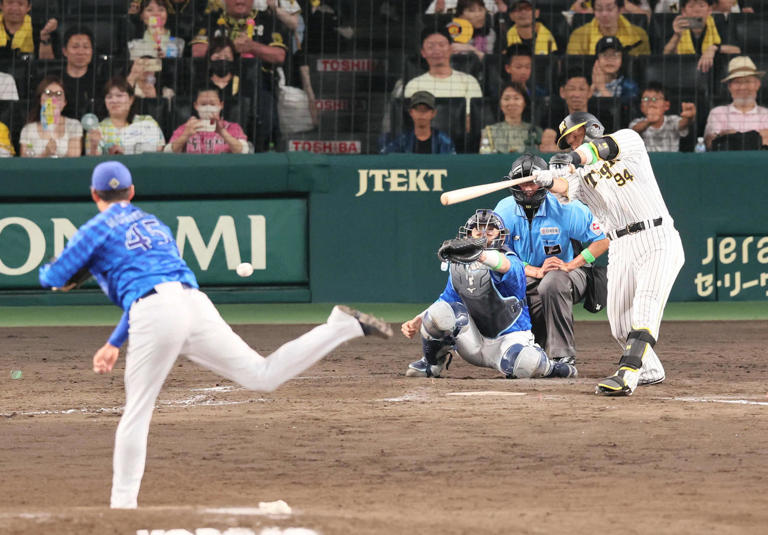 阪神対DeNA 9回裏阪神2死満塁、原口は右前打を放ち、度会の一塁悪送球でサヨナラとなる（撮影・宮崎幸一）