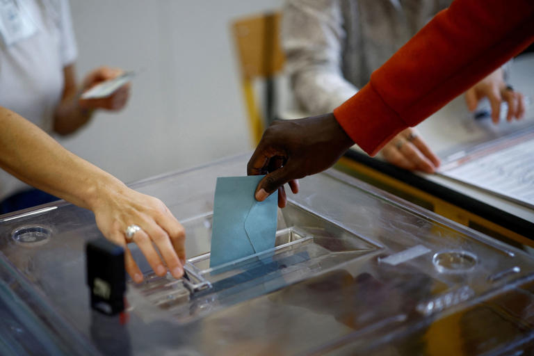 A person casts a ballot in the second round of the early French parliamentary elections, at a polling station in Paris, France, July 7, 2024. REUTERS/Sarah Meyssonnier