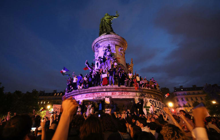 Parigi, violenti scontri dopo i risultati delle elezioni: cariche della polizia contro i manifestanti