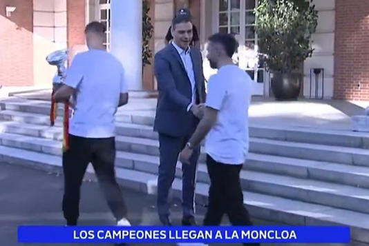 El saludo de Dani Carvajal al presidente Pedro Sánchez que levantó polémica en España