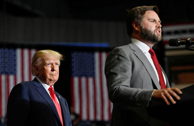  Former U.S. president Donald Trump listens as JD Vance speaks during a rally in Youngstown, Ohio, U.S., September 17, 2022.
