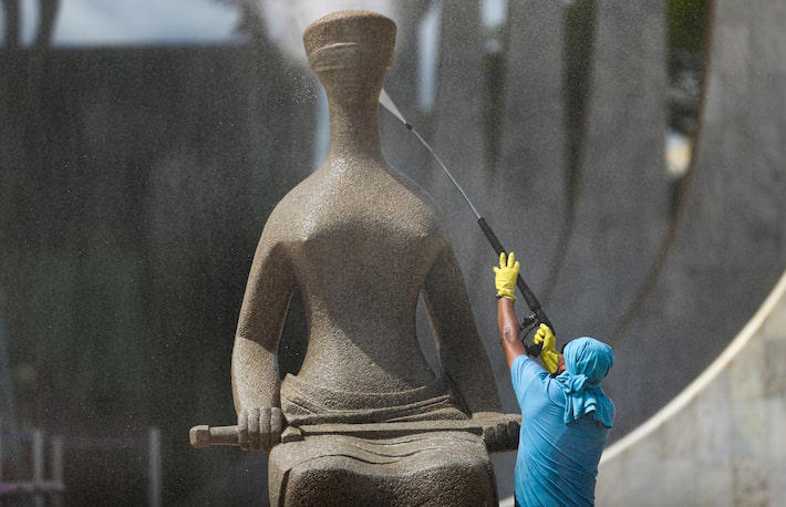 Limpeza da estátua da Justiça localizada em frente ao Supremo Tribunal Federal (STF) em Brasília Foto: Wilton Junior/Estadão