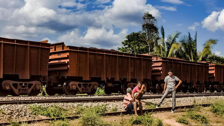 Segundo a Vale, a Estrada de Ferro Carajás é a mais longa do país: de uma ponta a outra, cruza 970 km entre Maranhão e Pará. Afluência de habitantes e crescimento da cidade de Canaã dos Carajás são explicados pela busca de prosperidade na região, mas analistas alertam para declínio do