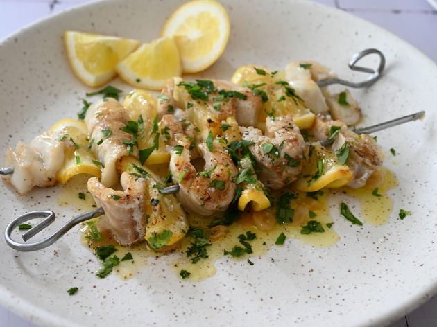 Fisch-Zitronen-Spieße mit gebackenem Knoblauch