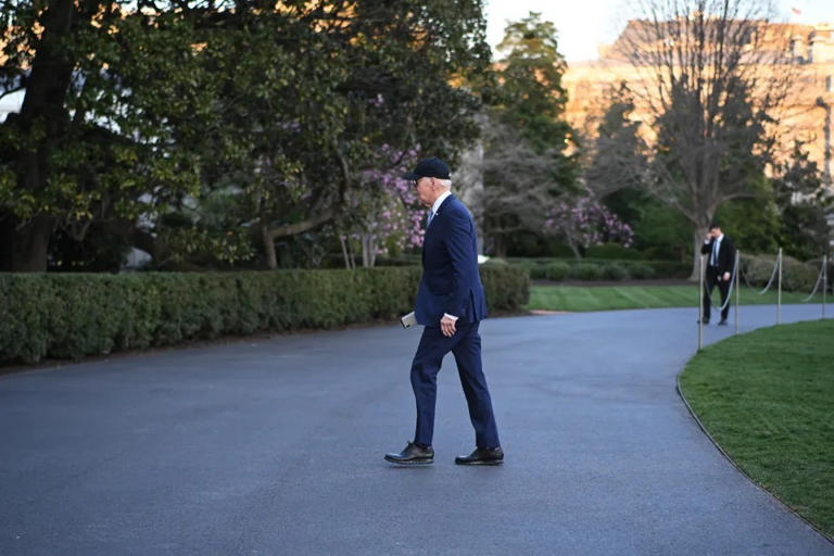 Tổng thống Mỹ Joe Biden đi giày Cole Haan Brogues đế cao su tại Nhà Trắng ngày 21/3. Ảnh: AFP