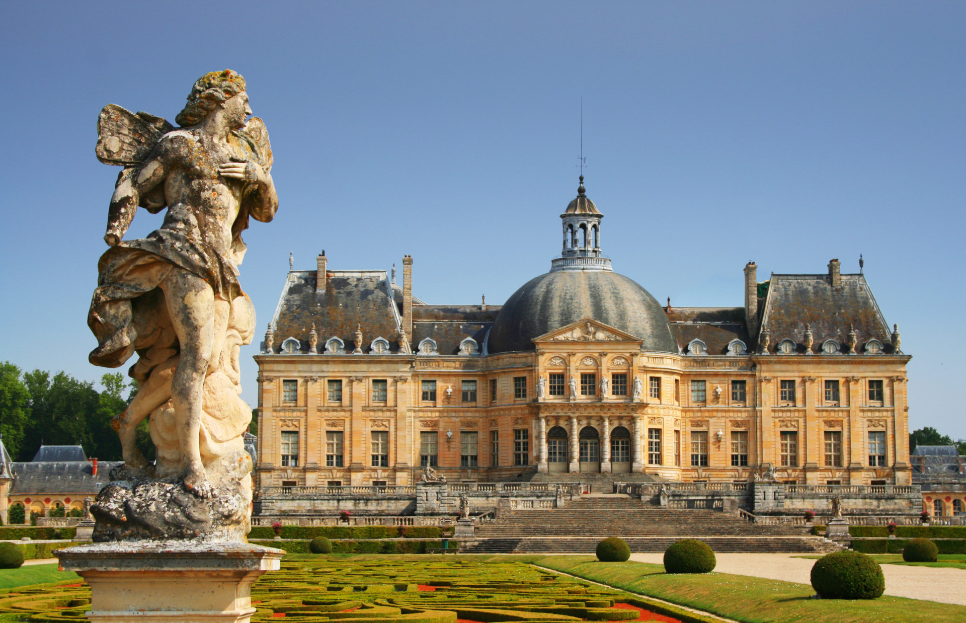 <p>Situé à une cinquantaine de kilomètres au sud-est de Paris, le château Vaux-Le-Vicomte a été construit au XVIIe siècle sur le modèle du château de Versailles. Ce dernier étant soit indisponible ou trop cher, le couple glamour formé par l'actrice Eva Longoria et le basketteur Tony Parker s'était rabattu sur ce domaine pour recevoir leurs convives.</p><p>Vous pourrais aussi aimer: </p>