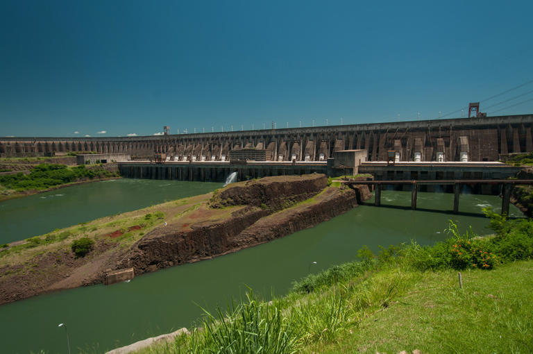 Vista da Usina de Itaipu, que abre para visitação