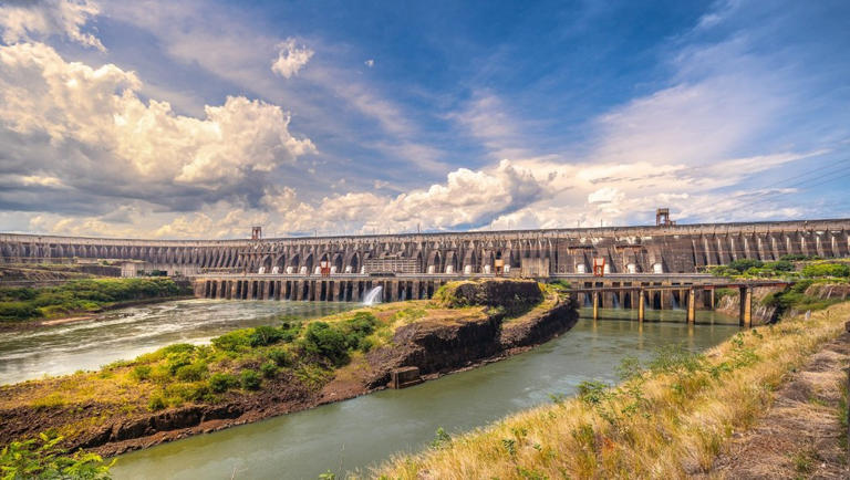 Vista da usina Itaipu Binacional, uma das das atrações de Foz do Iguaçu