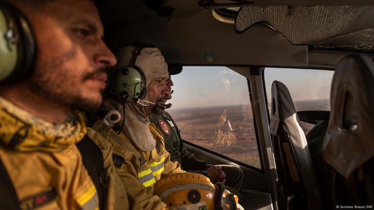 Aviões e helicópteros são usados para transportar brigadistas