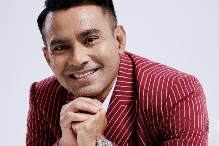 Momen Judika Bermain Bola dengan Odol di Bawah Mata