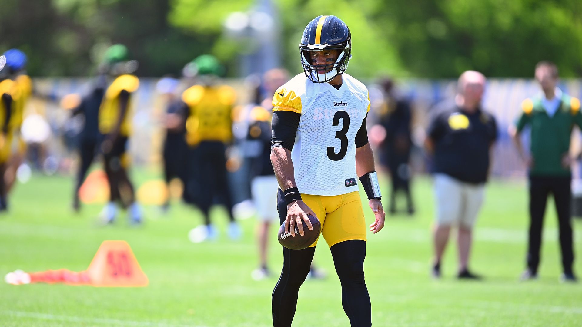 Steelers QB Russell Wilson Is ‘day-to-day’ With Calf Issue, Per Mike Tomlin