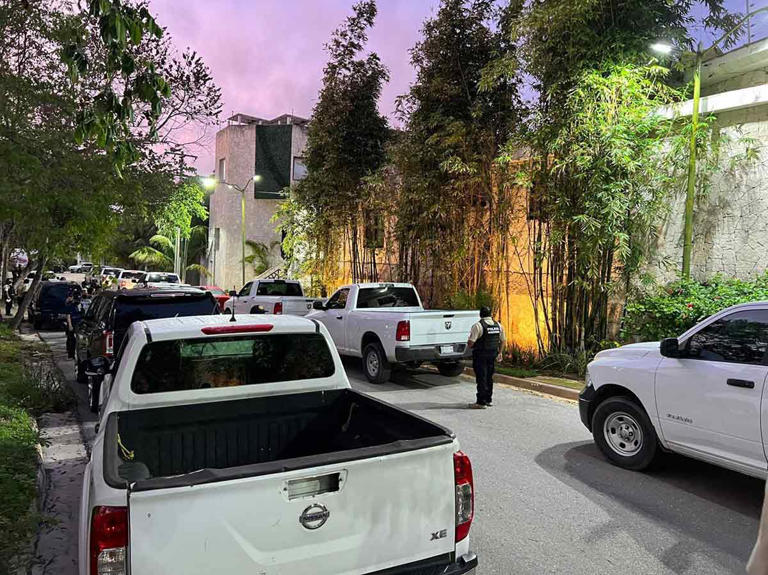 Elementos de la policía ministerial en inspección en la casa del exgobernador del estado y actual dirigente del PRI, Alejandro Moreno. (Cuartoscuro)