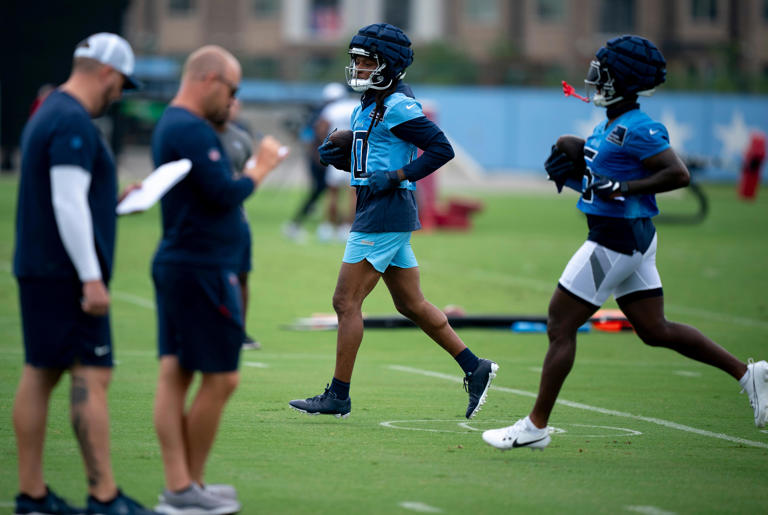 Fans get first glimpse at Titans practice today