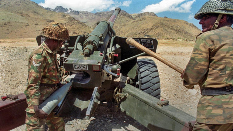 In this photo from PTI archives, Indian army soldiers are seen with the Bofors gun during the Kargil War, in July 1999. File images/ PTI Photo