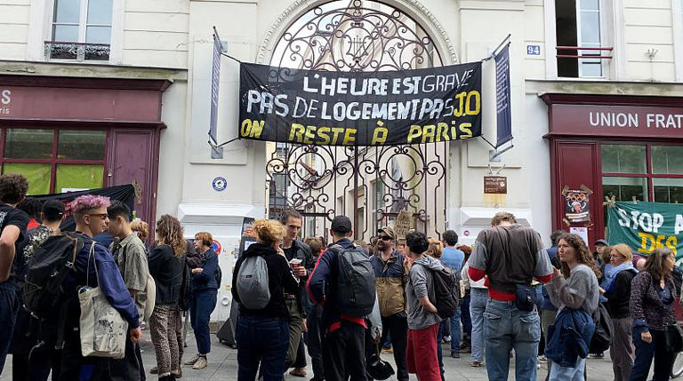 Manifestazione davanti alla Maison des Métallos, centro culturale parigino occupato per 3 mesi da giovani migranti, evacuato per ospitare la Casa del Giappone durante i Giochi Pinna, Monica/