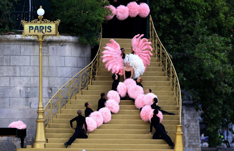 Lady Gaga se presenta durante el desfile de atletas en el río Sena durante la ceremonia de apertura de los Juegos Olímpicos de París 2024 el 26 de julio de 2024 en París, Francia. Getty Images