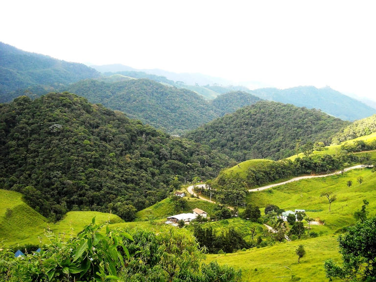 Vista da paisagem do caminho para Visconde de Mauá