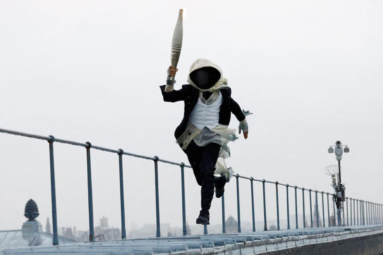 El enmascarado corre por el techo del Museo d'Orsay.