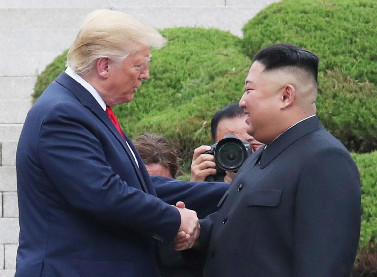 Donald Trump aperta a mão do líder norte-coreano Kim Jong-un após cruzar a Linha de Demarcação Militar para a Coreia do Norte no vilarejo de Panmunjom, na Zona Desmilitarizada, que separa as duas Coreias junho de 2019