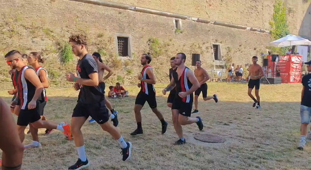 Palio Dei Bracieri A Pesaro, La Sfida Nel Fossato Di Rocca Costanza è ...