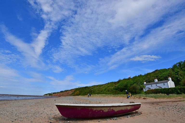 Hidden gem beach with beautiful walking path, cafés and country park