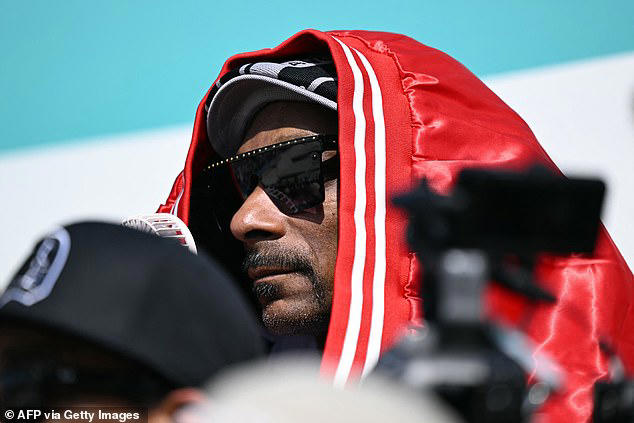 Snoop Dogg was also seen watching the men's street skateboarding final on Monday