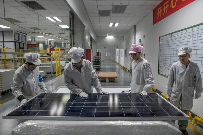 A China produz a maior parte dos materiais e componentes para os painéis solares do mundo, além dos próprios painéis Foto: Gilles Sabrie/NYT