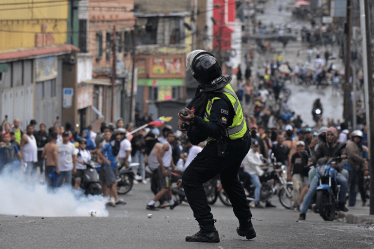 Lanzas gas lacrimógeno contra manifestantes en Caracas, Venezuela. Foto: Yuri CORTEZ / AFP