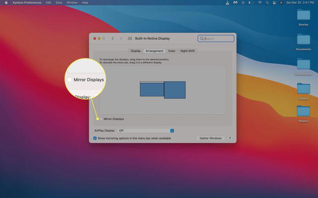 The Mirror Displays checkbox highlighted in the macOS display arrangement options.