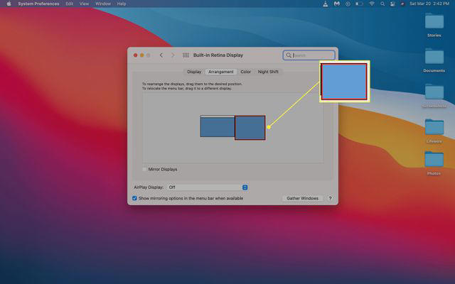 Clicking a monitor to drag it in the macOS display arrangement options.