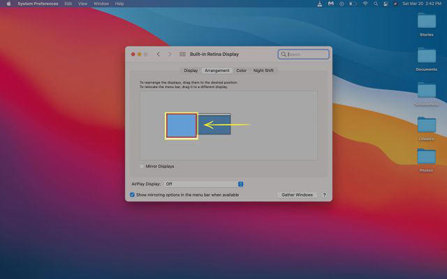 Dragging a monitor in the macOS display arrangement options.